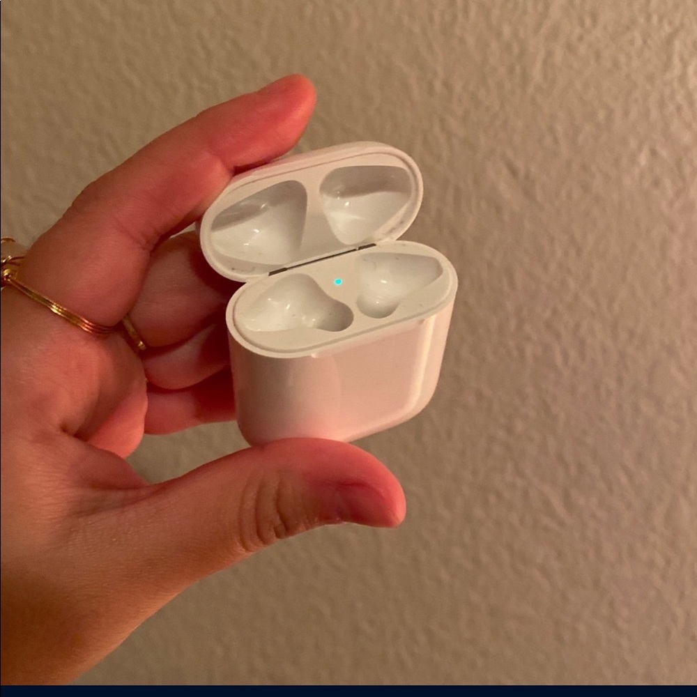 AirPods charging case